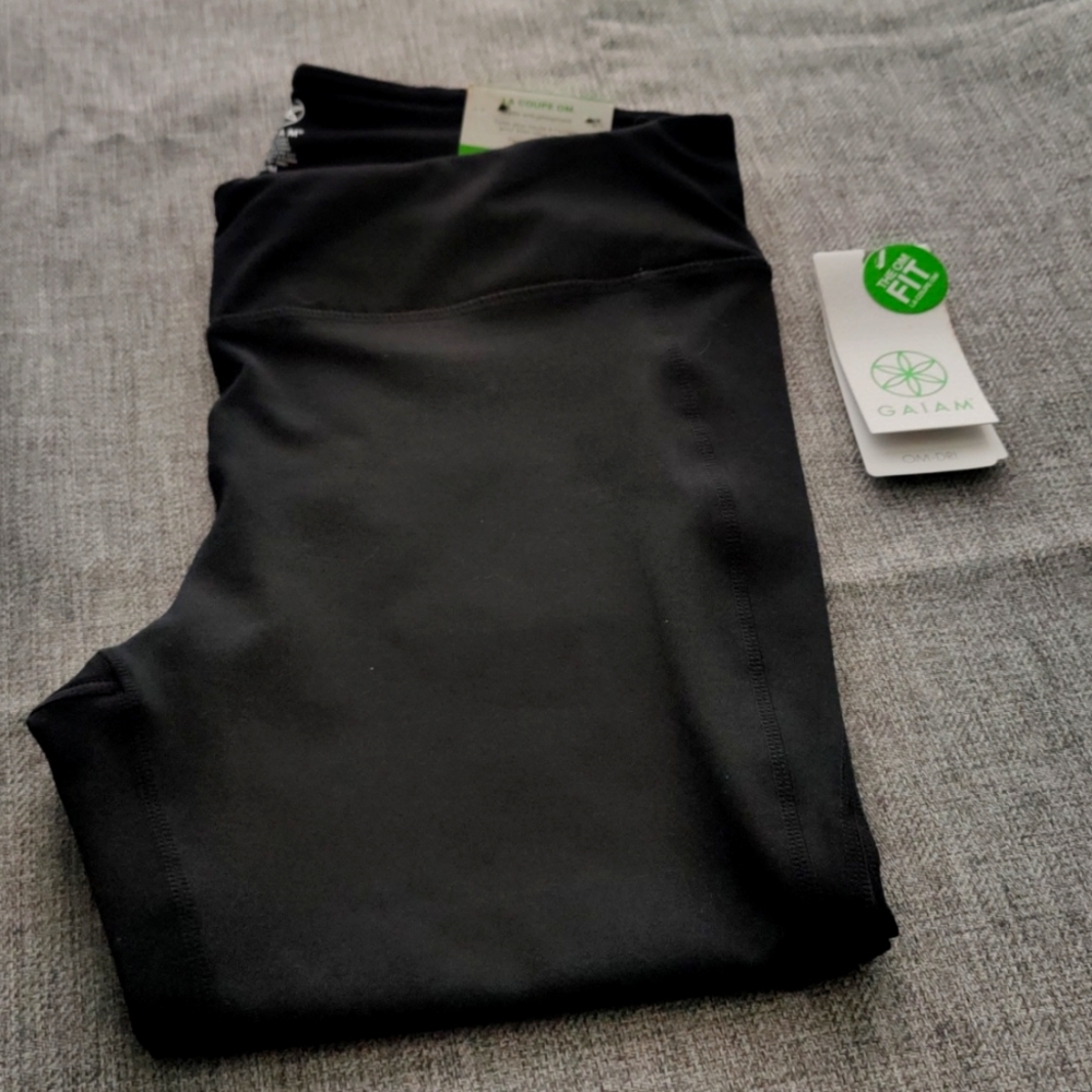NWT Gaiam OM-Dri Fit Yoga Capri Leggings
